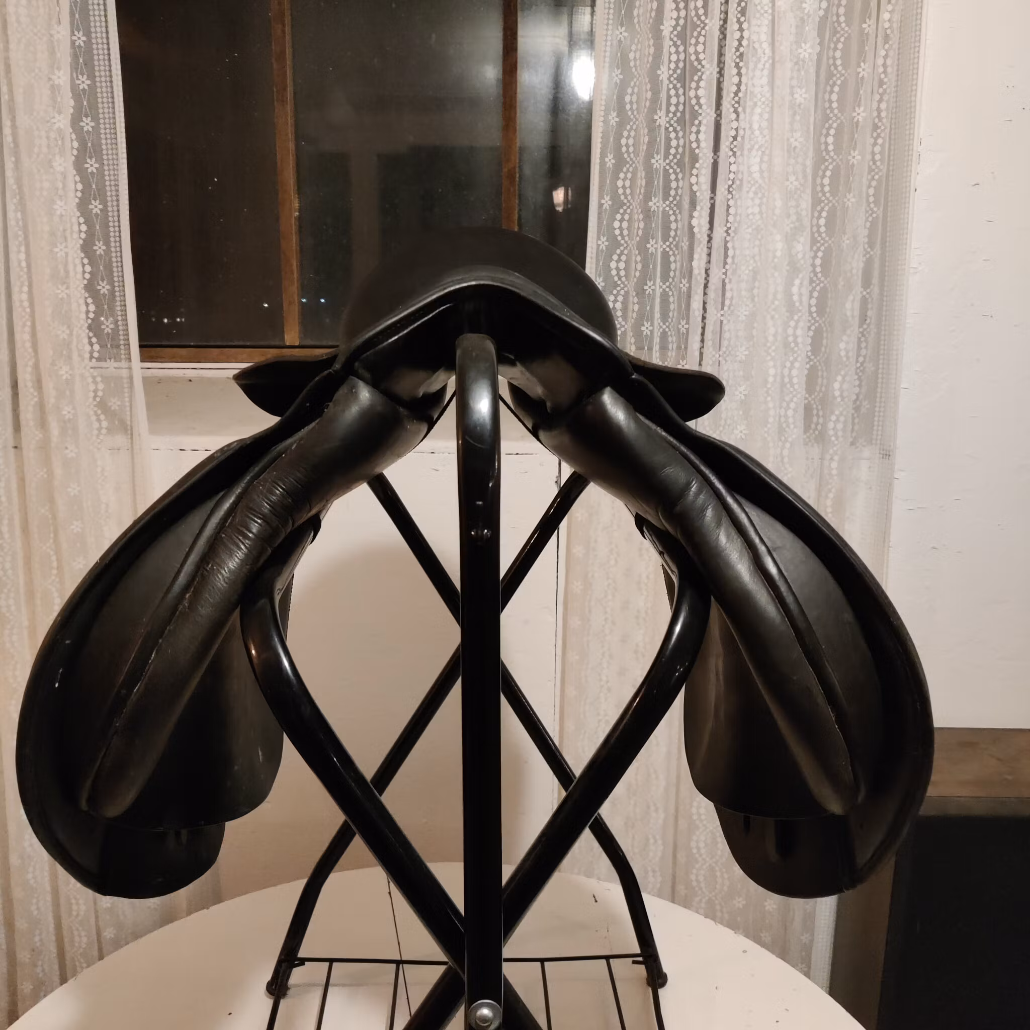 Svart allroundsadel 17.5 tum 32 bom Zaldi Royale