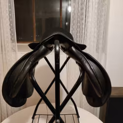 Svart allroundsadel 17.5 tum 32 bom Zaldi Royale