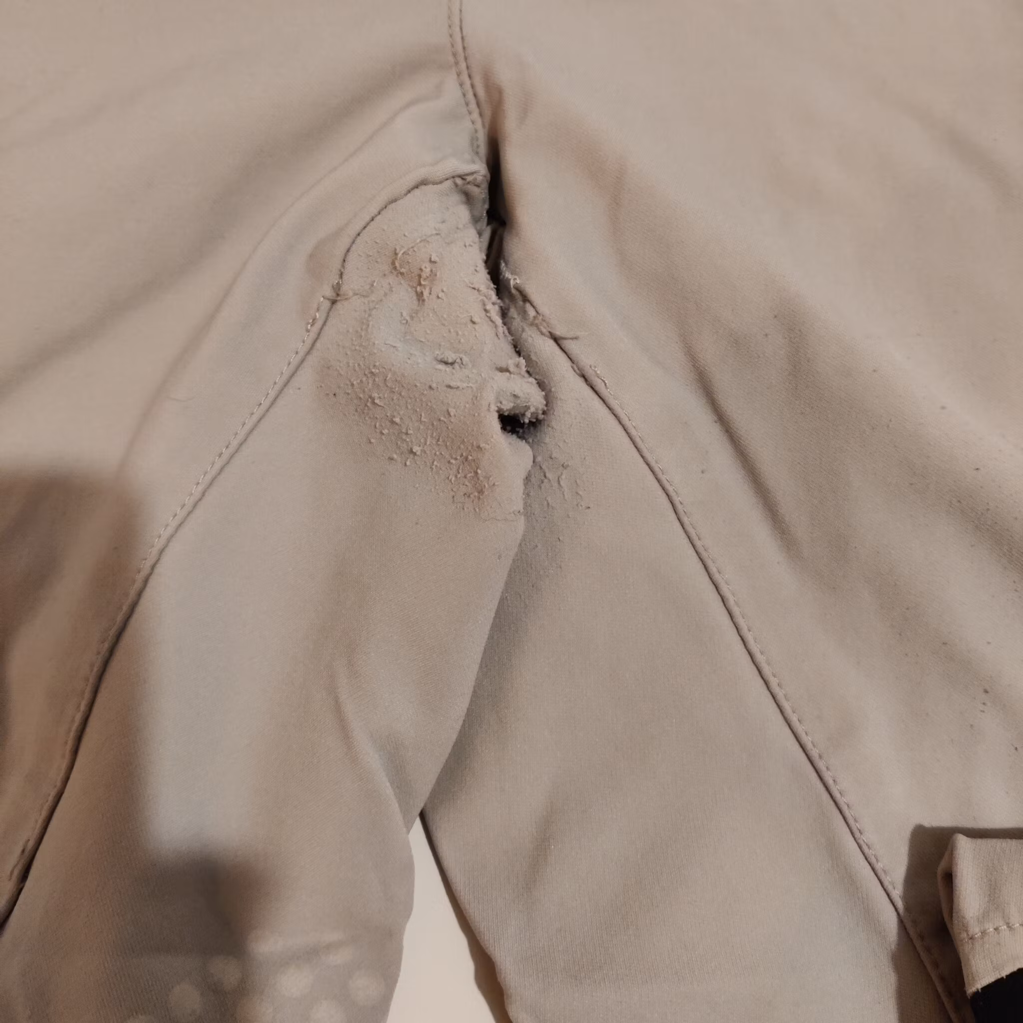 Ljusgrå ridbyxor med knägrip strl 38 Montar