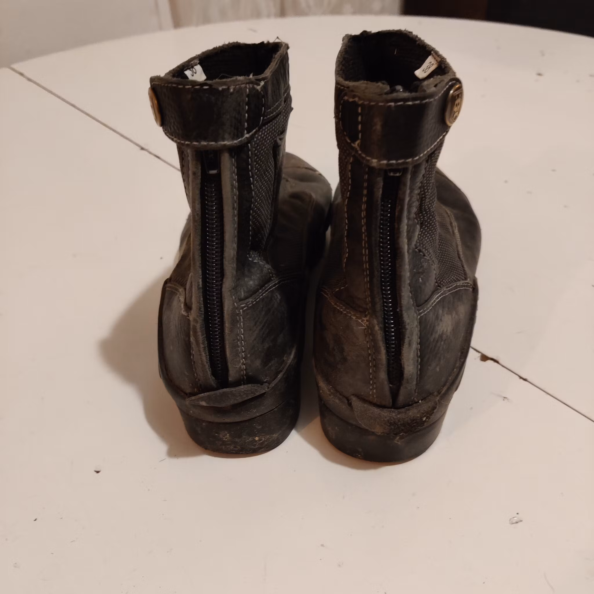 Svarta ridskor strl 38 Treadstone