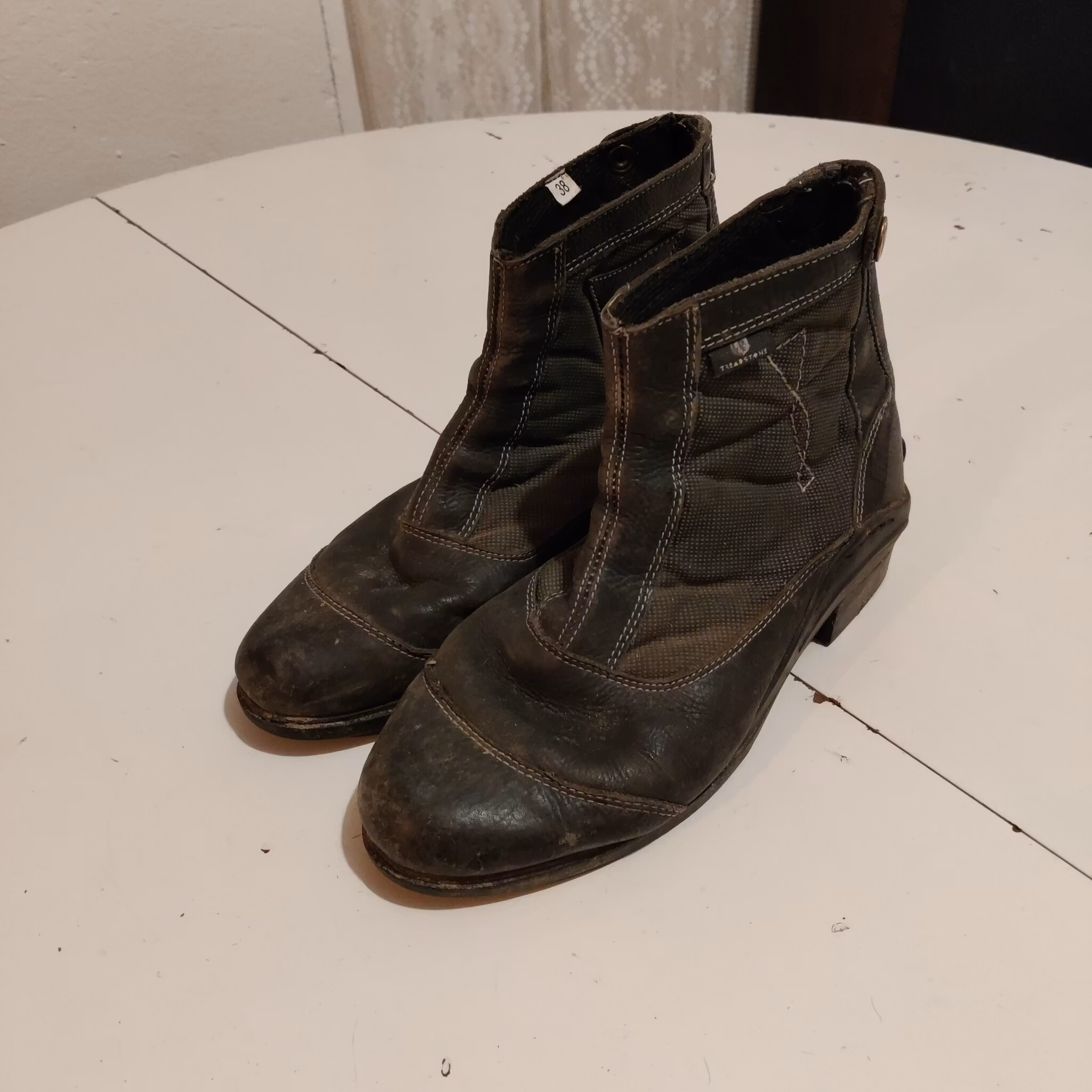 Svarta ridskor strl 38 Treadstone