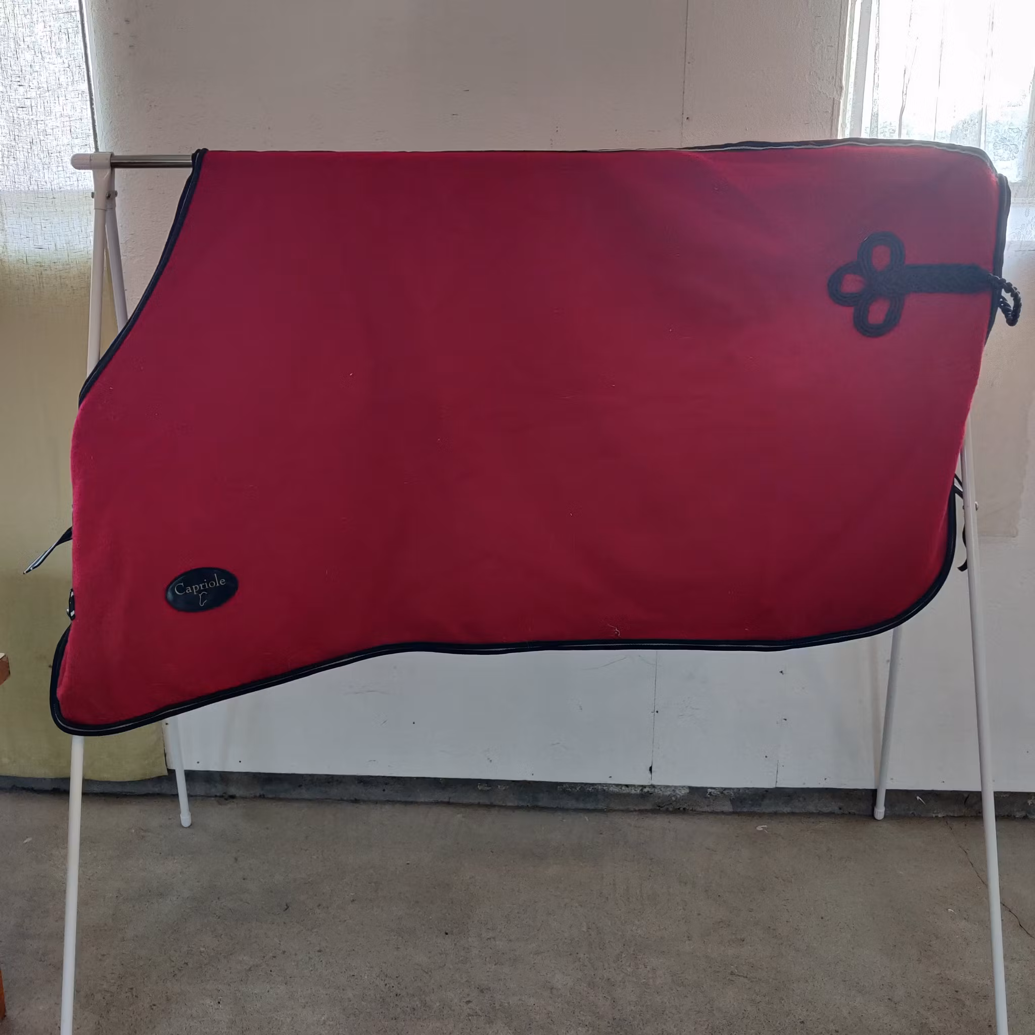 Rött ulltäcke Capriole 135 cm