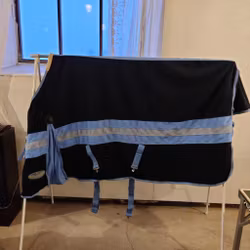 Blått fleecetäcke 145 cm Shires