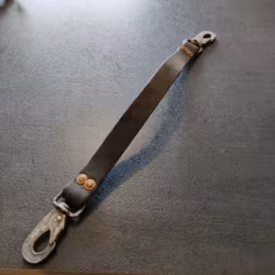 Läderrem med hakar 44 cm