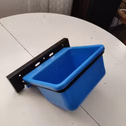 Blå liten krubba med väggfäste