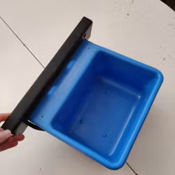 Blå liten krubba med väggfäste