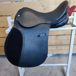 Svart allrundsadel 15 tum vid bom