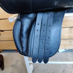 Svart allrundsadel 15 tum vid bom