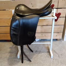 Svart dressyrsadel 17.5 tum normal bom  Walsall the andrews special