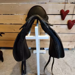 Svart dressyrsadel 17.5 tum normal bom  Walsall the andrews special