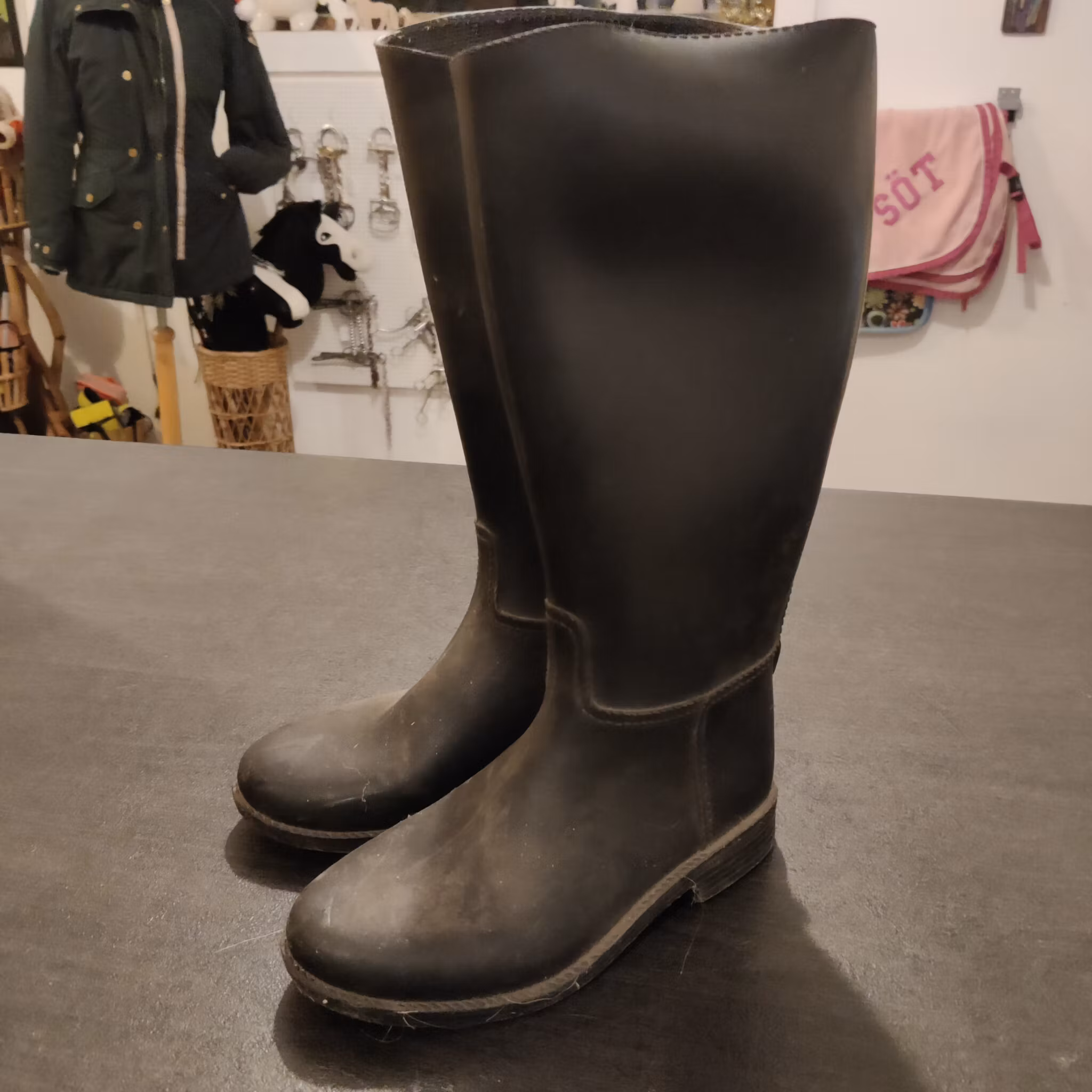 Svarta gummiridstövlar strl 29