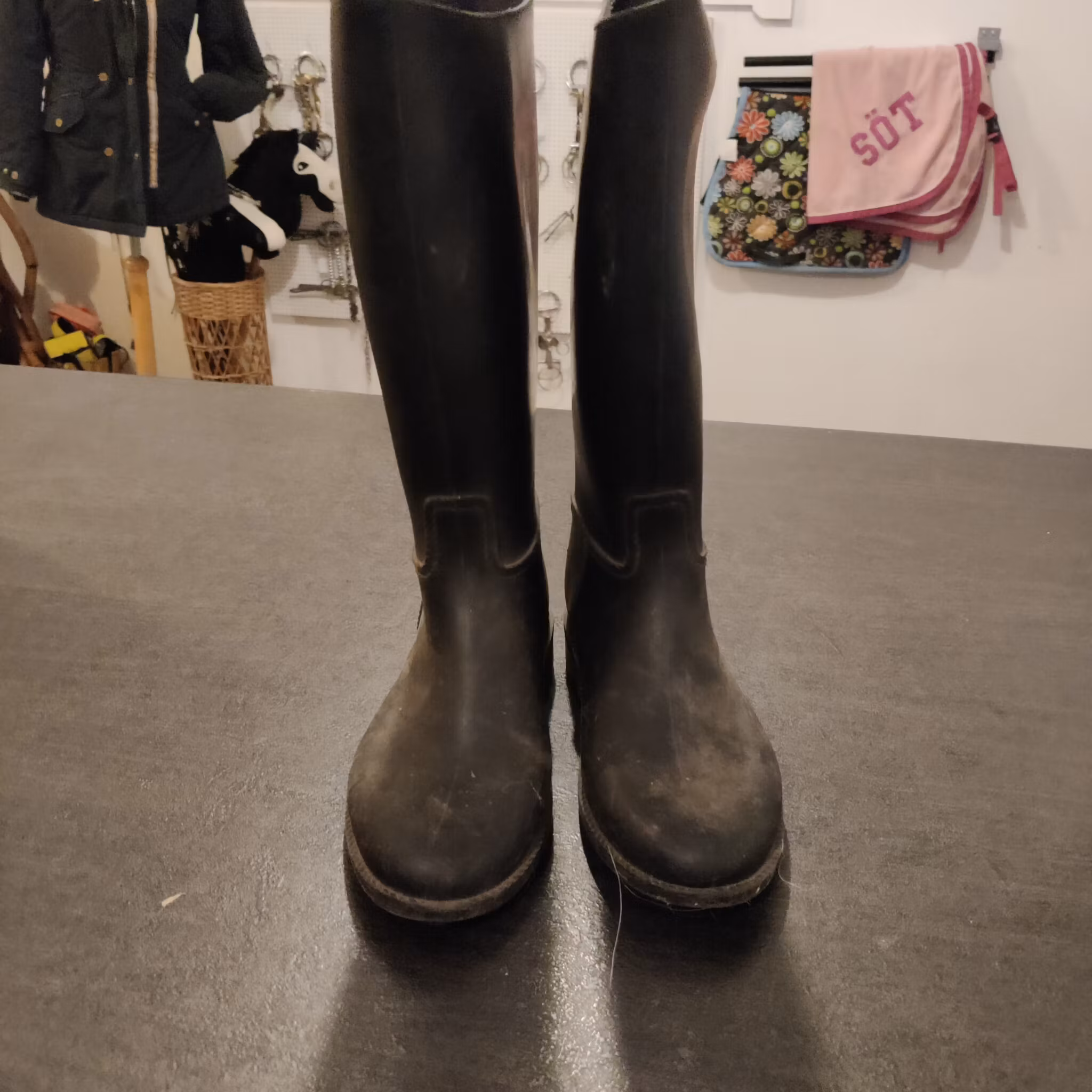 Svarta gummiridstövlar strl 29