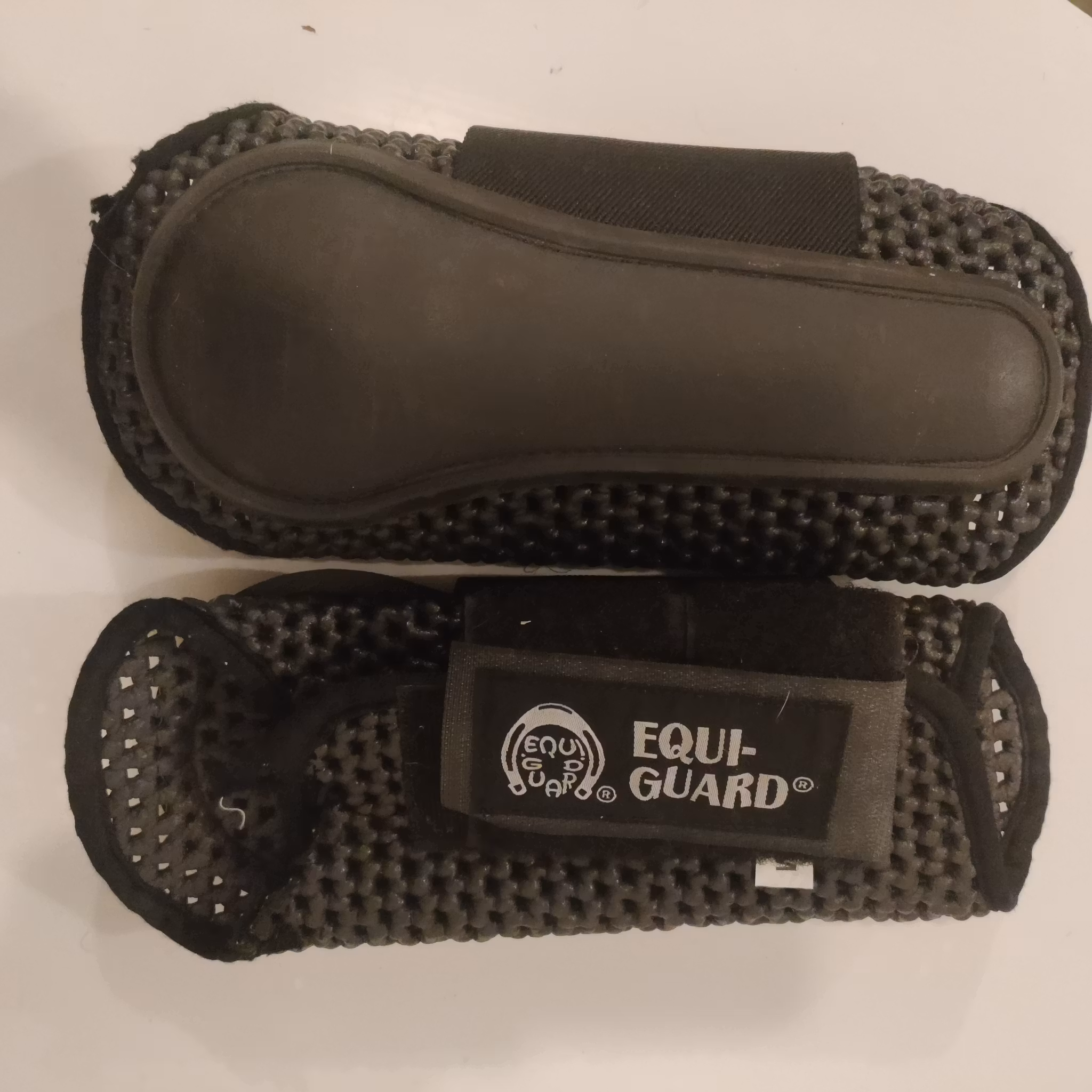 Svarta strykkappor Equi Guard MEDIUM