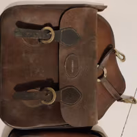 2 bruna sadelväskor i läder