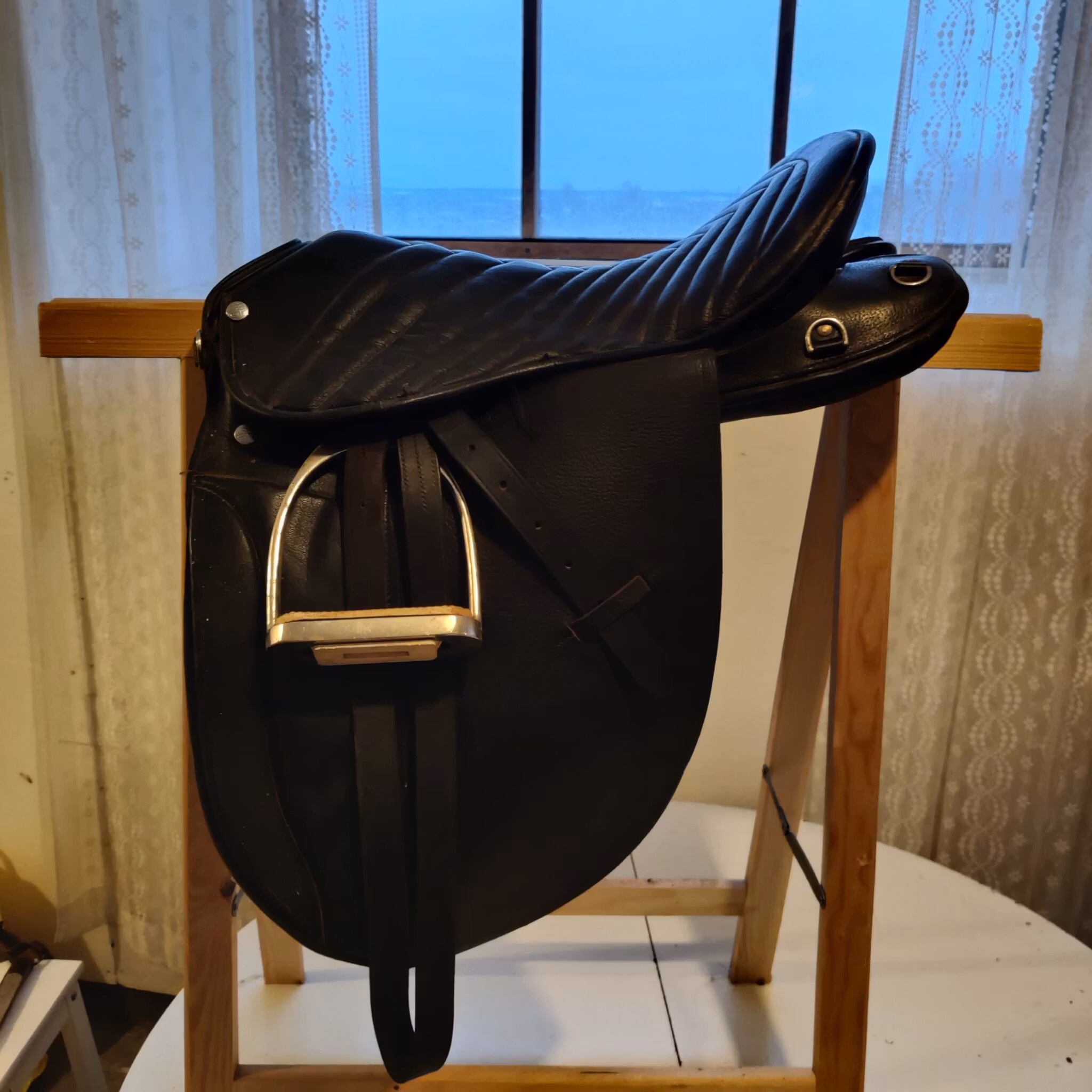 Svart islands/turridningssadel 18 tum