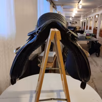 Svart islands/turridningssadel 18 tum