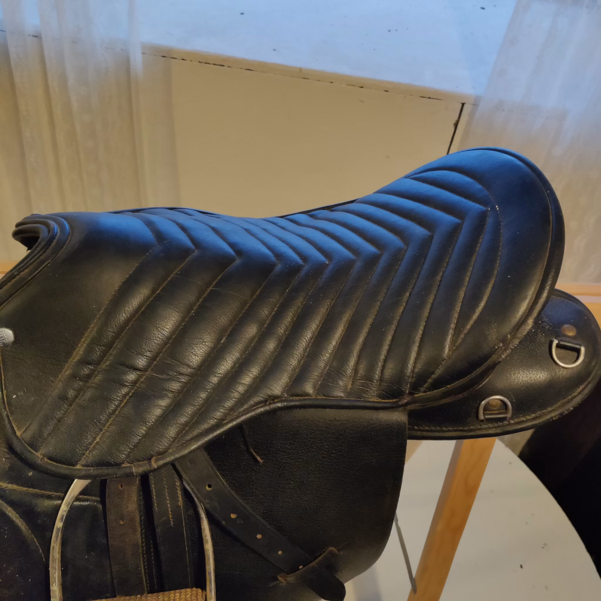 Svart islands/turridningssadel 18 tum