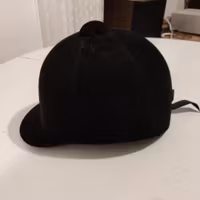 Svart ridhjälm
