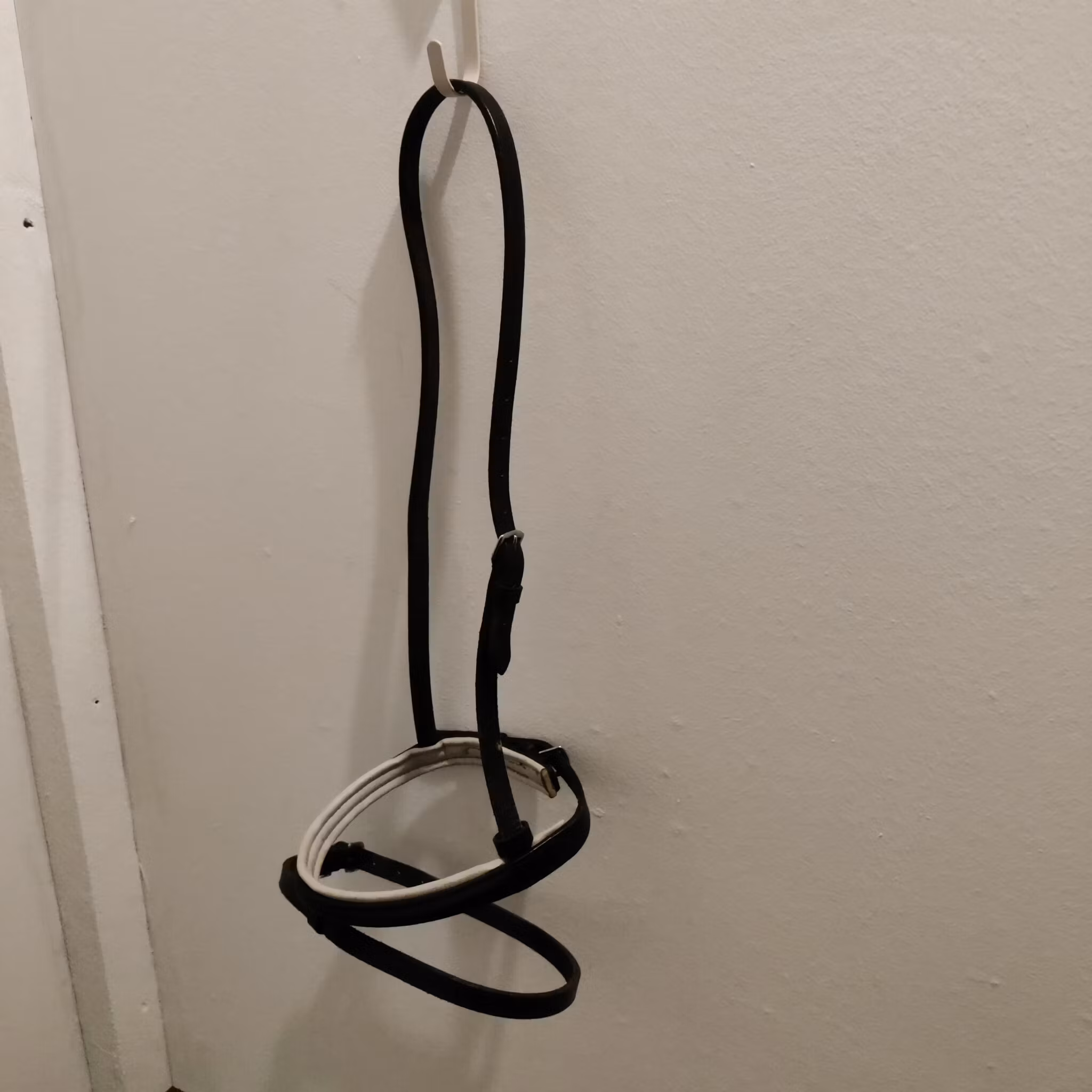 Svart nosgrimma PONNY