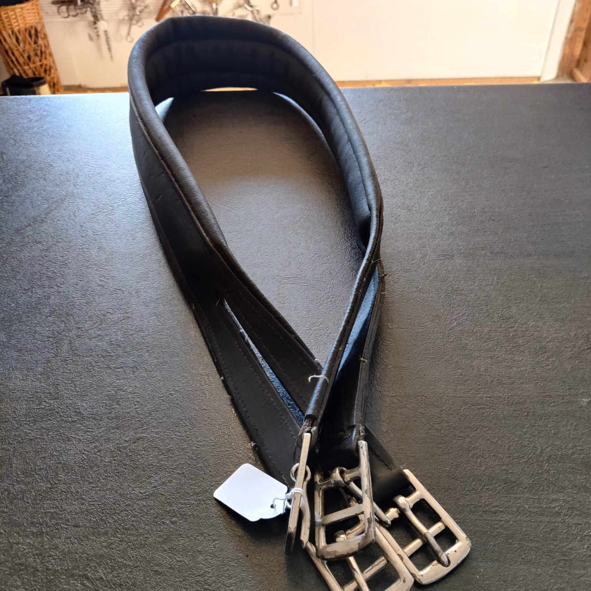 Svart lädergjord 135 cm