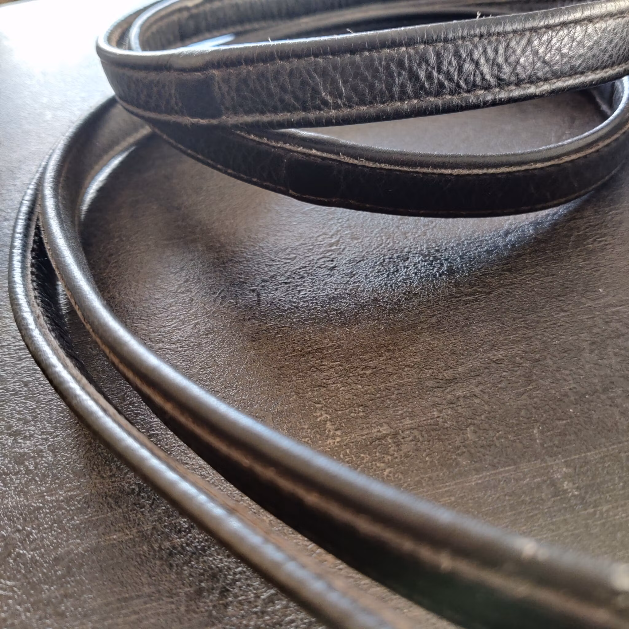 Svarta lädertyglar med infällda stoppar FULL