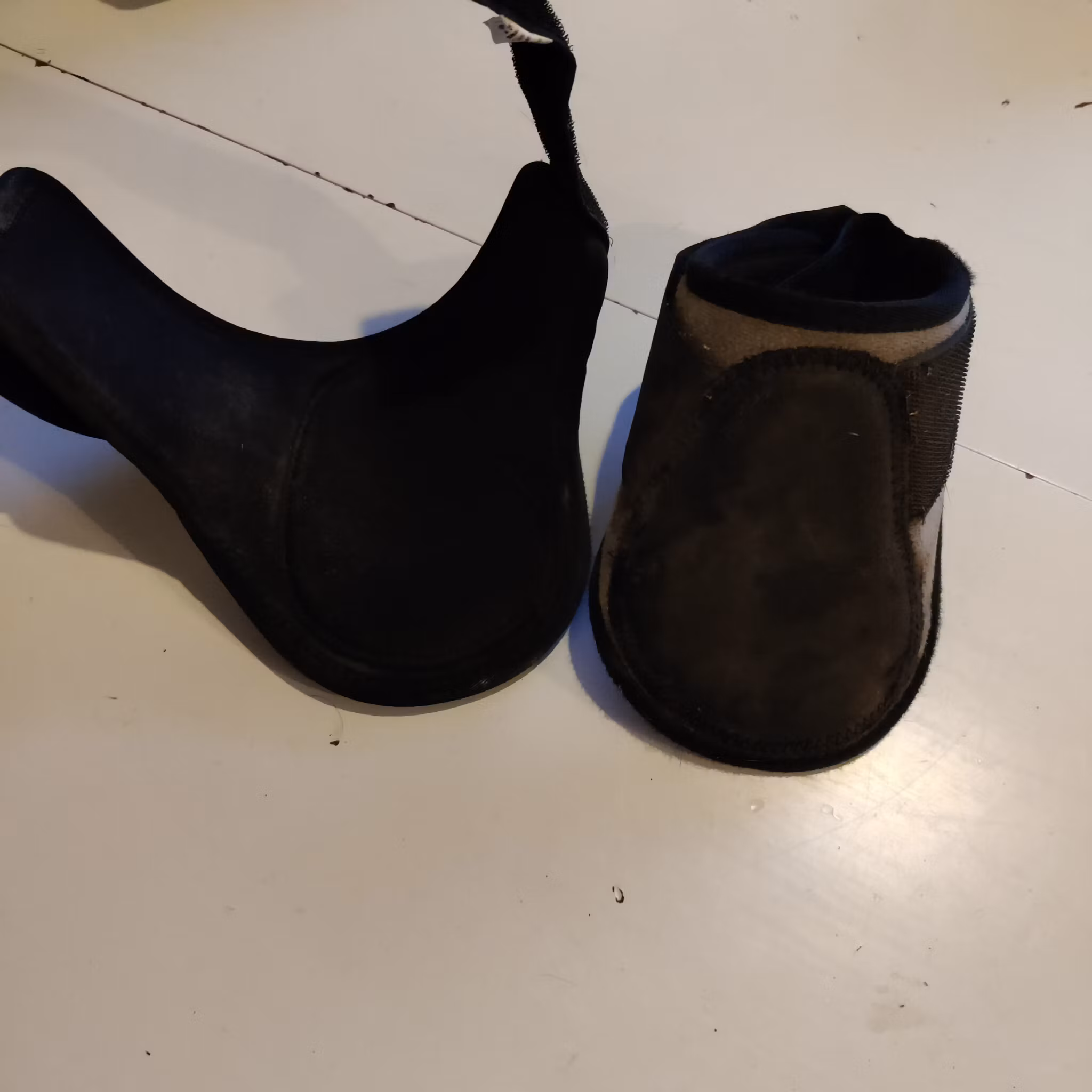 Grå strykkappor bak Jacson FULL