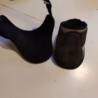 Grå strykkappor bak Jacson FULL