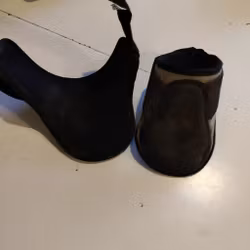 Grå strykkappor bak Jacson FULL