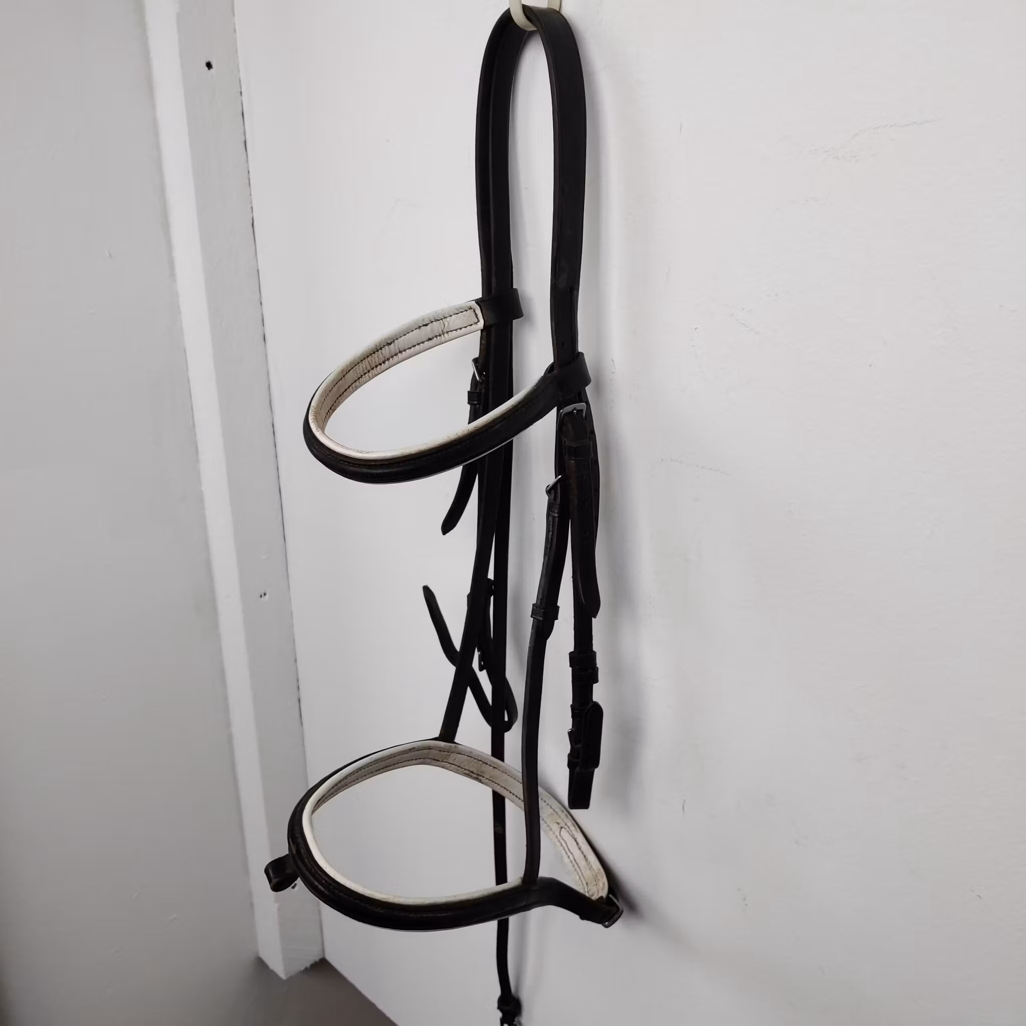 Svart träns med vit fodring FULL