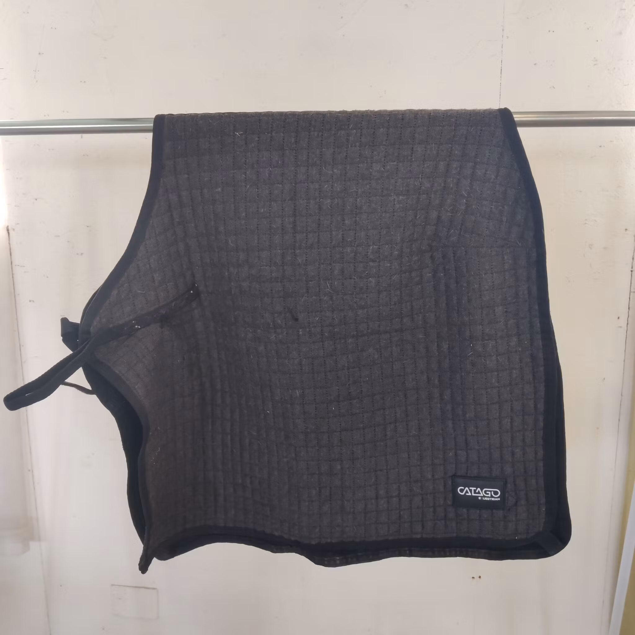 Grått quiltat ländtäcke Catago COB