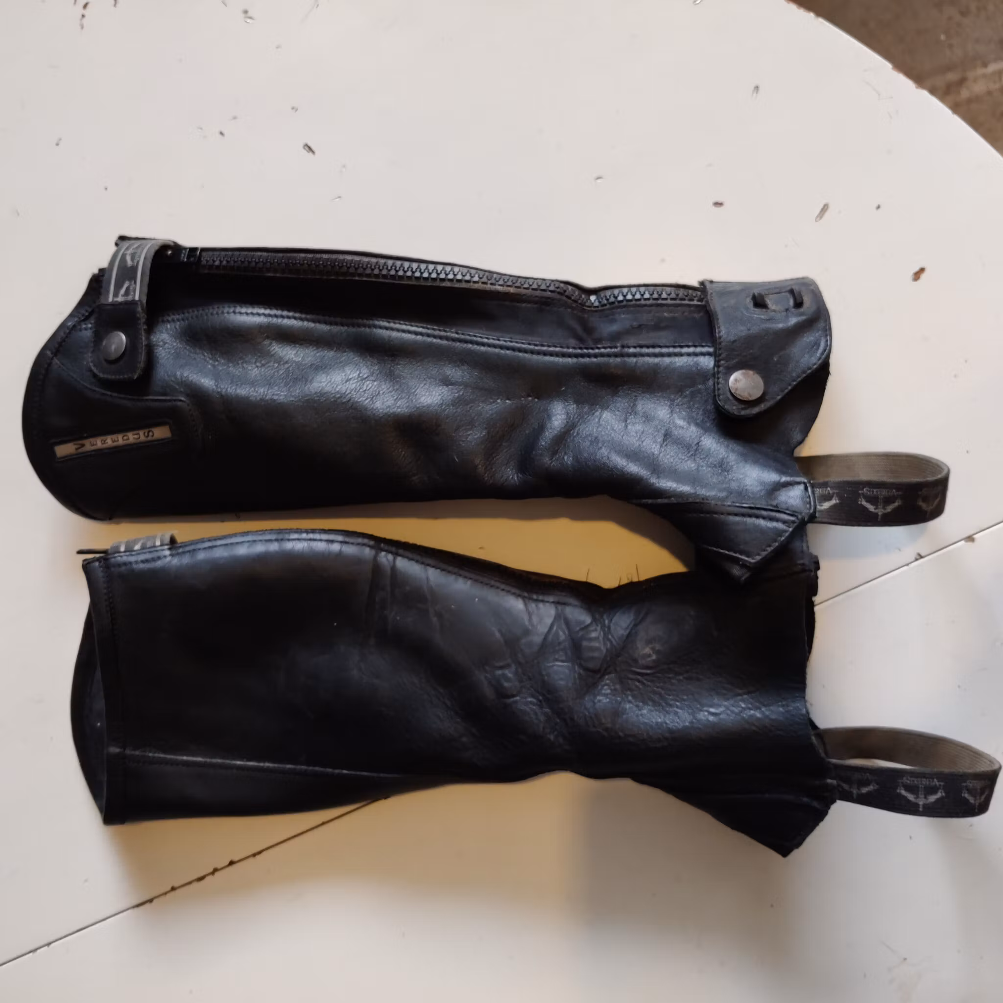 Svarta shortchaps storlek 38 Veredus
