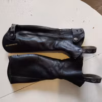 Svarta shortchaps storlek 38 Veredus