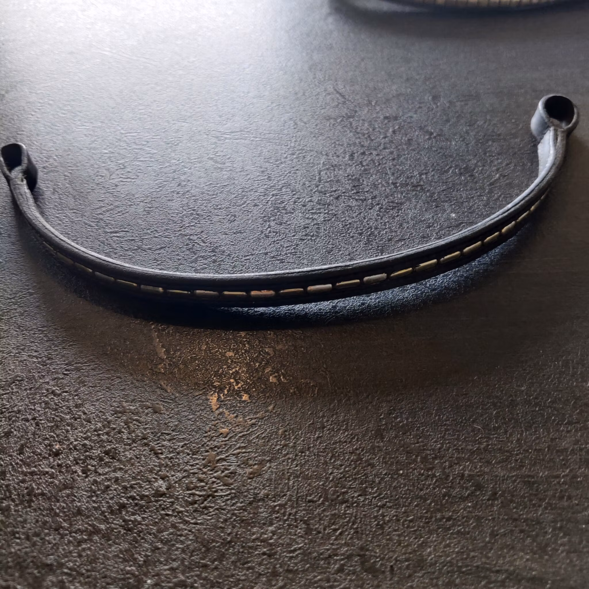 Svart smalt pannband 38 cm