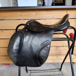Svart hoppsadel 17.5 tum 30 bom Zaldi Jumper