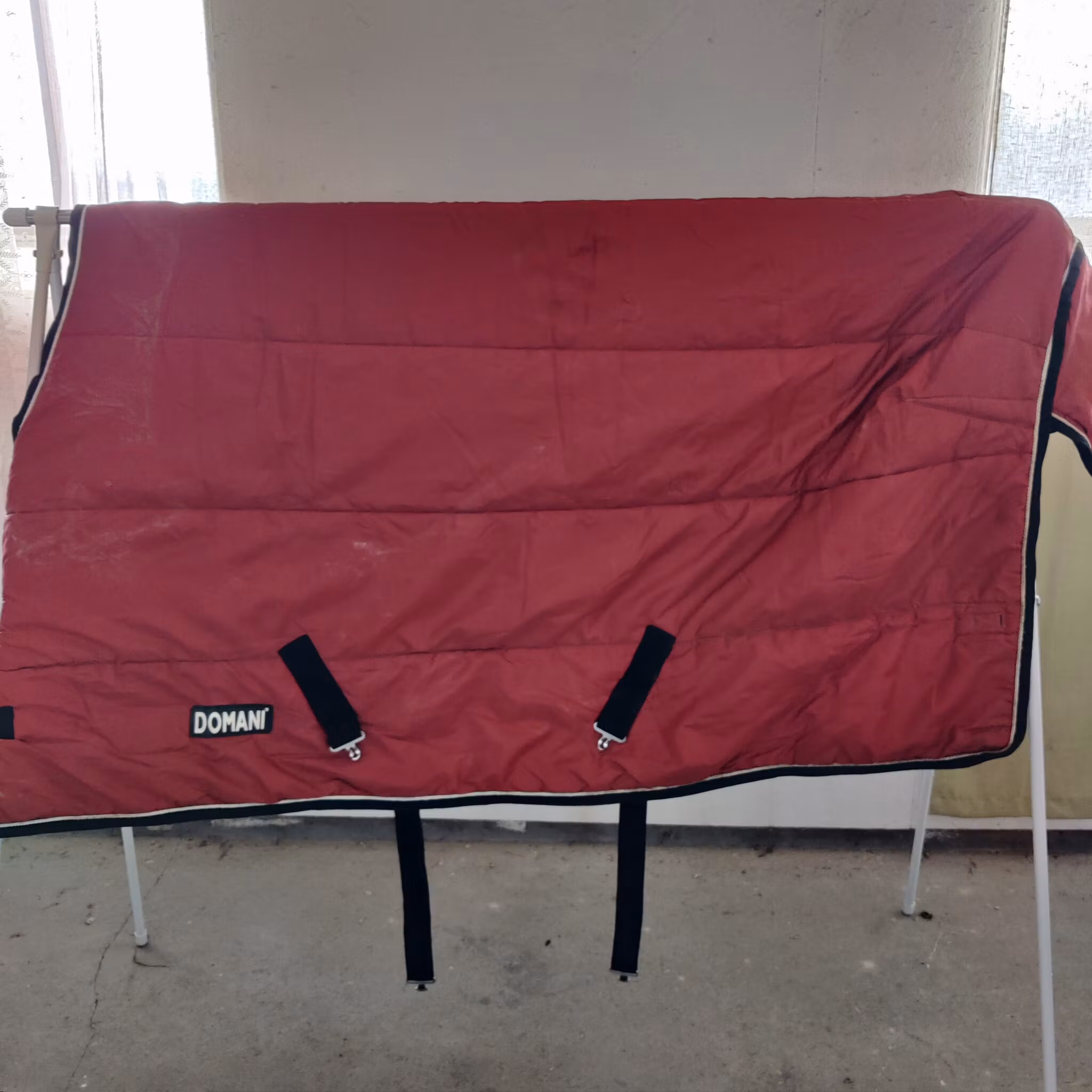 Brunt stalltäcke 135 cm 300 g Domani
