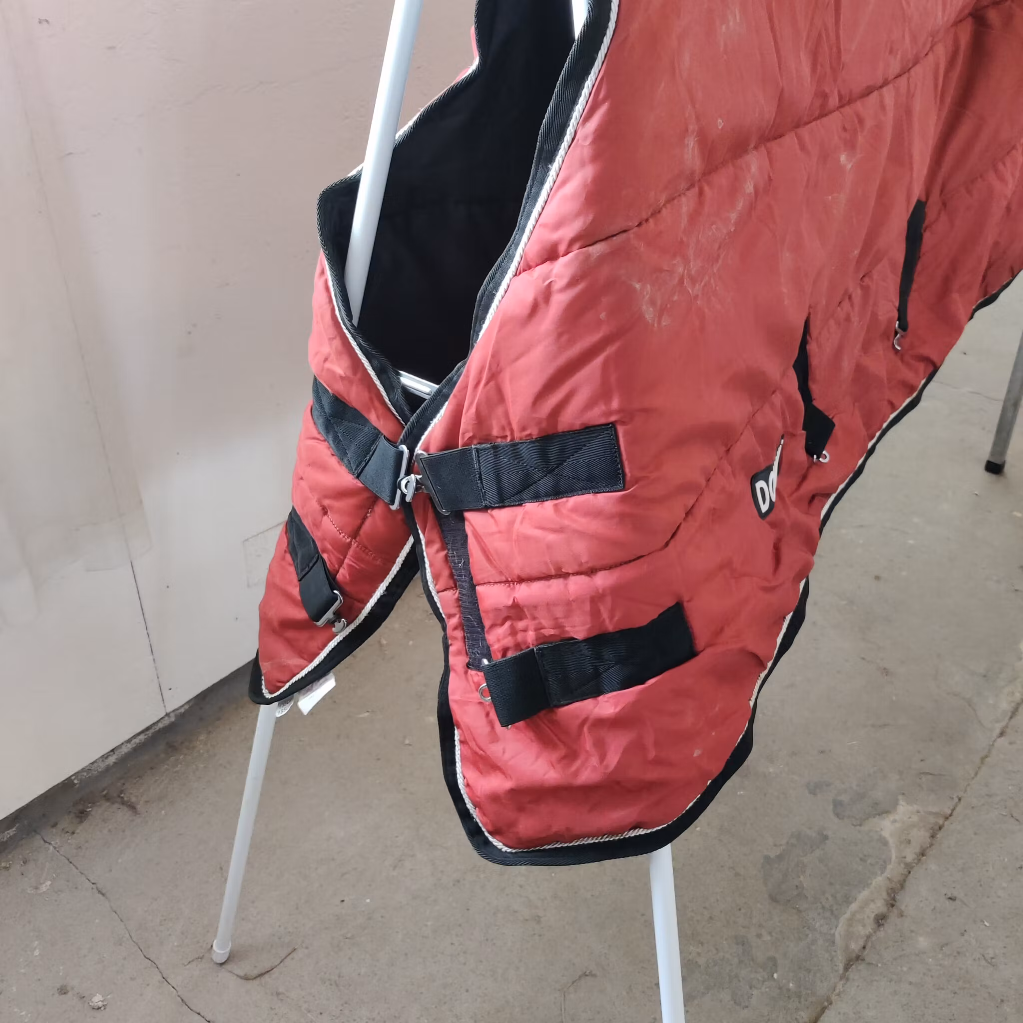 Brunt stalltäcke 135 cm 300 g Domani
