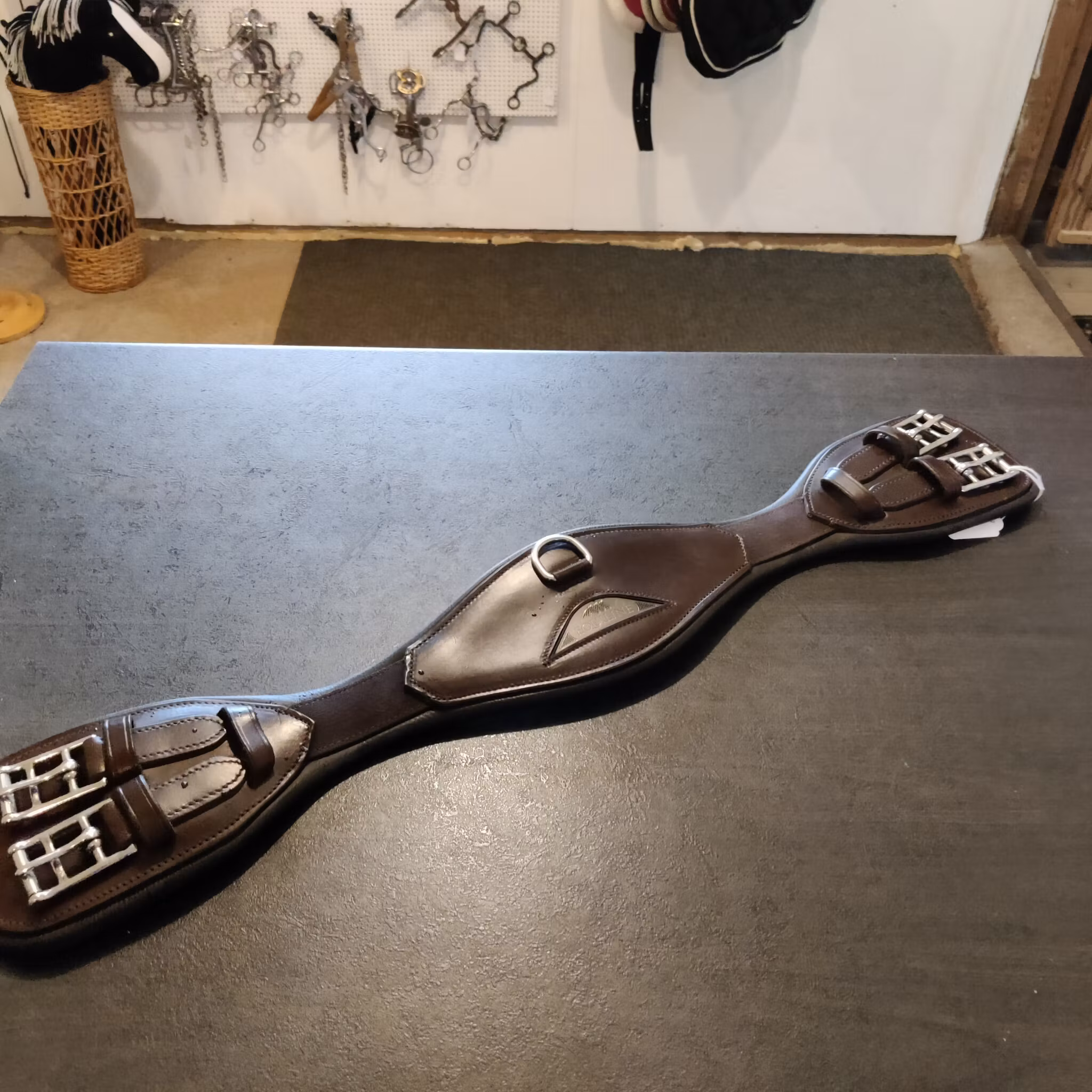 Brun dressyrgjord Equiline 65 cm