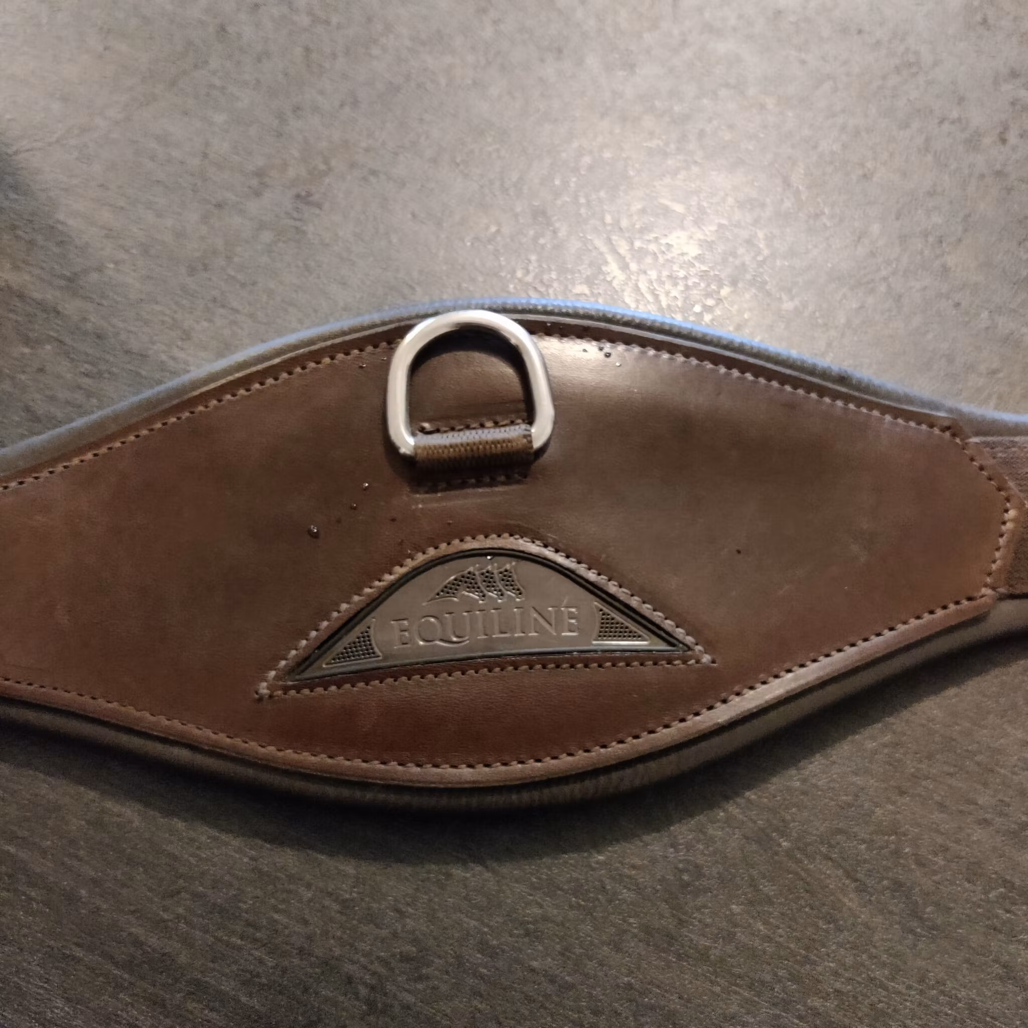 Brun dressyrgjord Equiline 65 cm