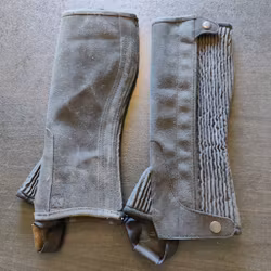 Svarta shortchaps mocka storlek barn 12 år