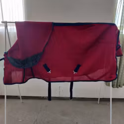 Vinrött coolertäcke med hals 135 cm
