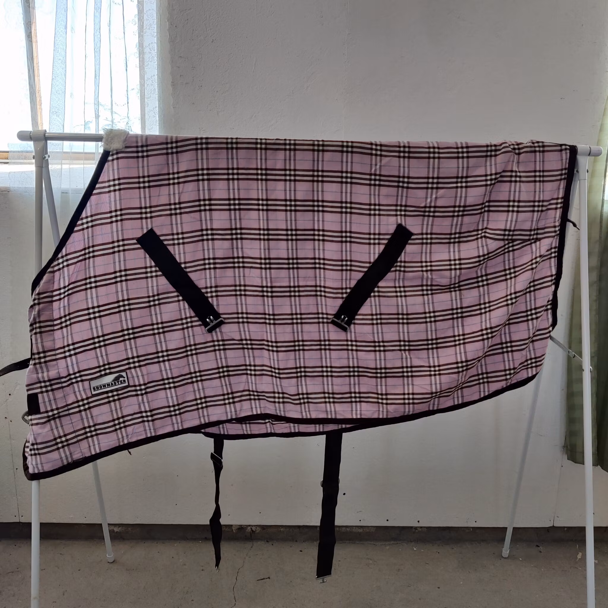 Rosarutigt stalltäcke 125 cm Showmaster