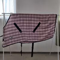 Rosarutigt stalltäcke 125 cm Showmaster