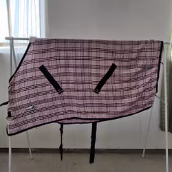 Rosarutigt stalltäcke 125 cm Showmaster