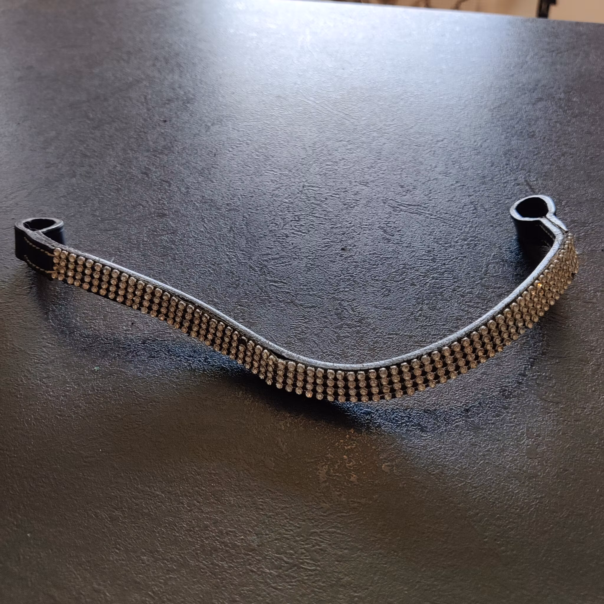 Svart pannband med bling PONNY