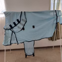 Ljusblått flugtäcke med fast hals 115 cm Fairfield