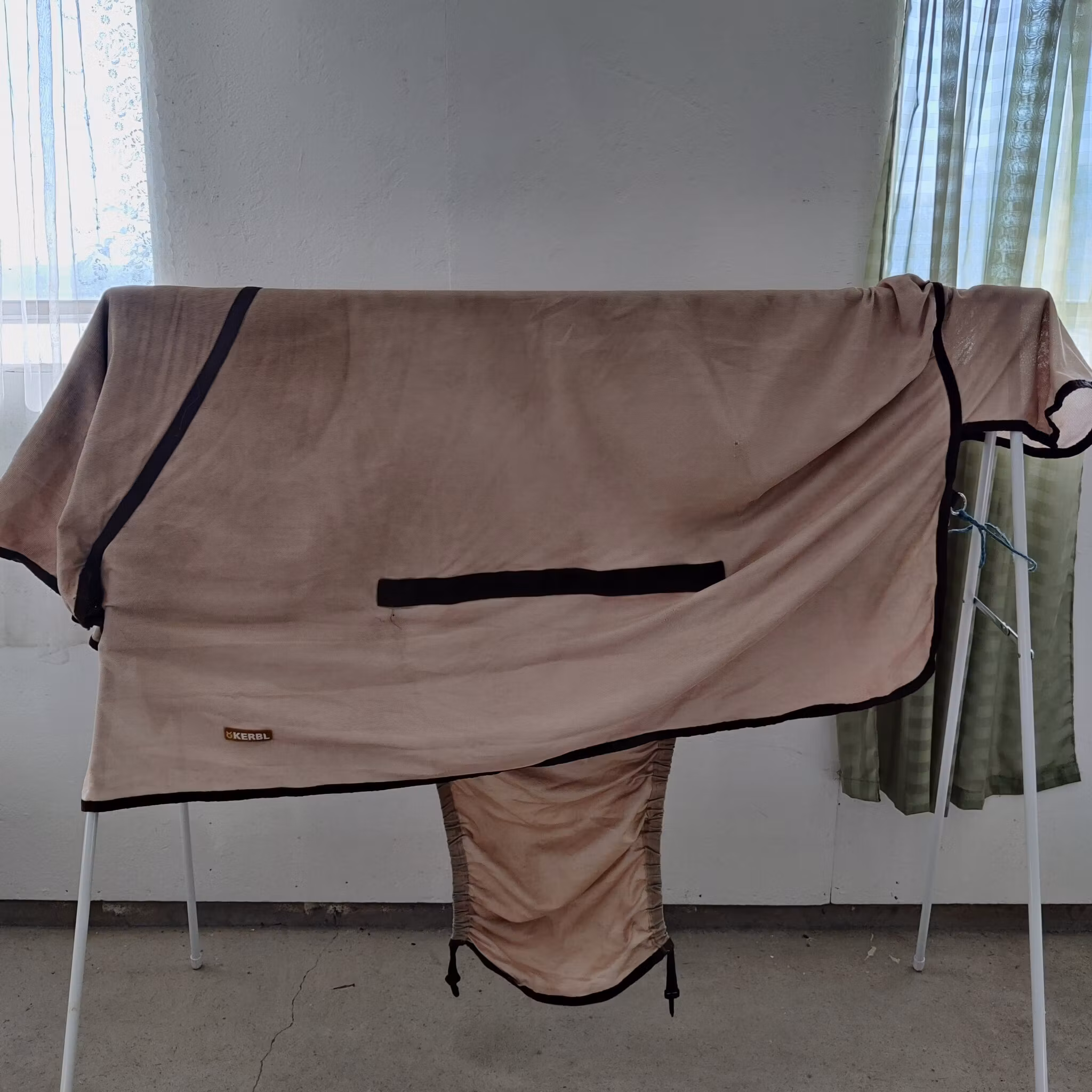 Ljusbrunt flugtäcke med fast hals 125 cm Kerbl
