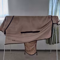 Ljusbrunt flugtäcke med fast hals 125 cm Kerbl