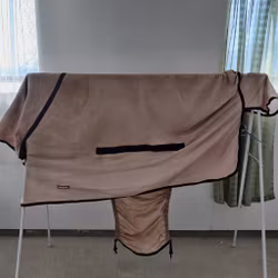 Ljusbrunt flugtäcke med fast hals 125 cm Kerbl