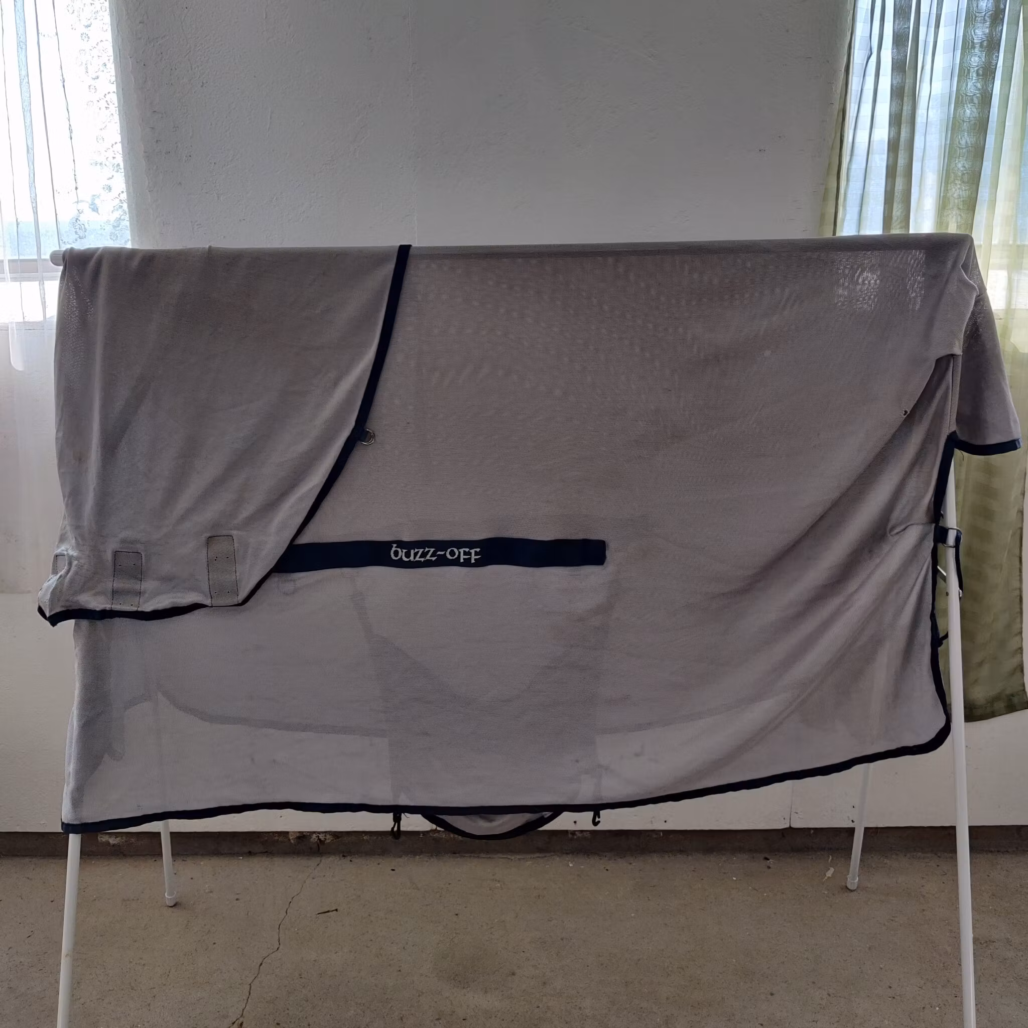 Grått flugtäcke med fast hals 135 cm Bucas Buzz Off