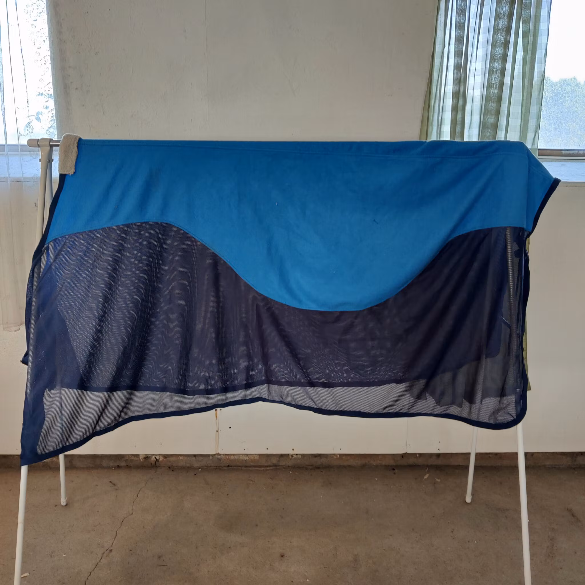 Blått fleece/mesh-täcke 155 cm